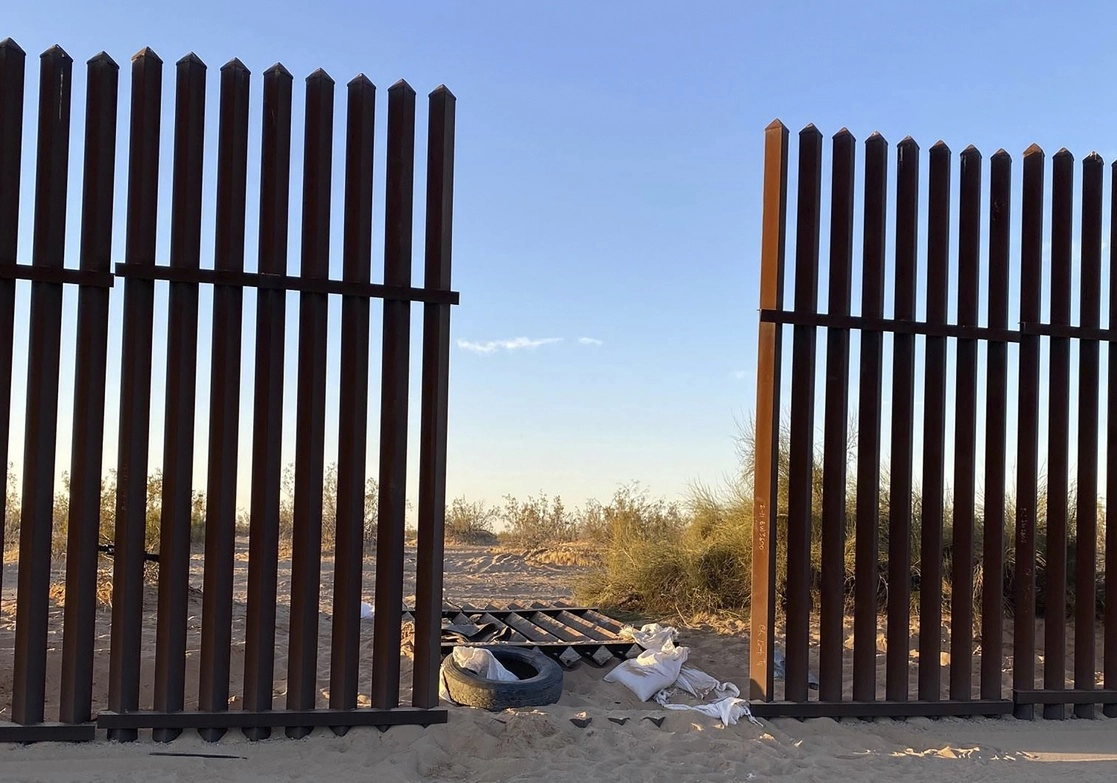 Un hueco en un fragmento de la valla ubicada al sur de California, en la frontera con México. Foto Ap / Archivo