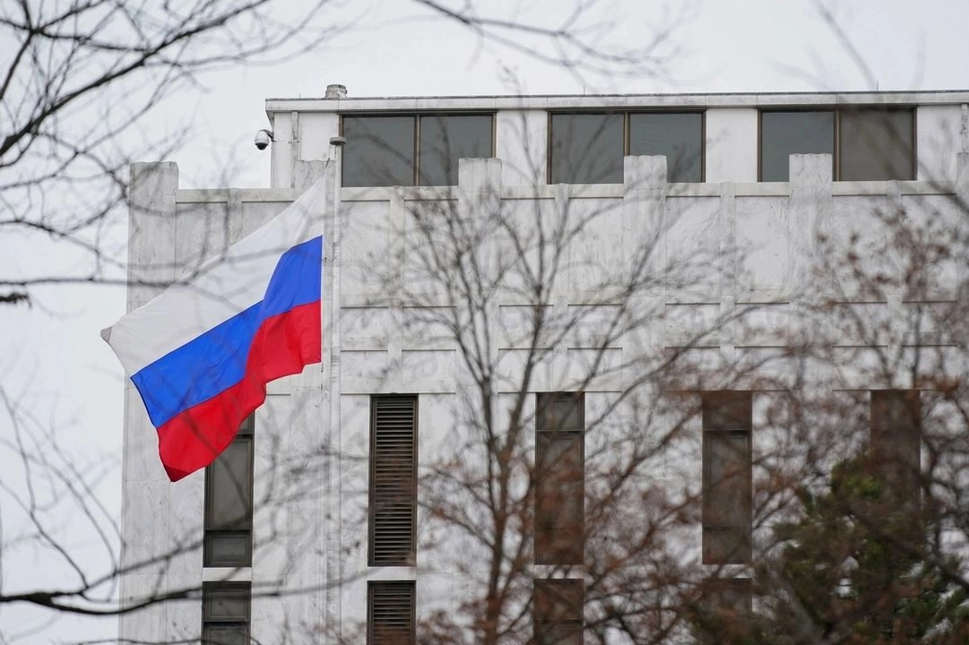 Bandera frente a la Embajada de Rusia en Washington, el 24 de febrero de 2022. Foto 