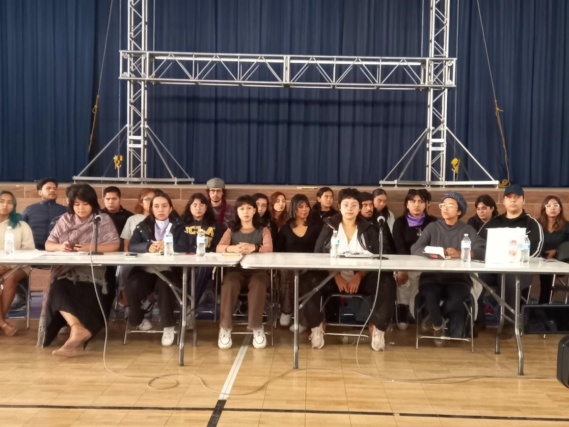 Estudiantes de la Universidad Autónoma de Querétaro ofrecieron ayer una conferencia de prensa en el auditorio de la Facultad de Contaduría, en la que exigieron la destitución de cuatro funcionarios acusados de abusos, acoso, hostigamiento y violencia de genero. Foto Mariana Chávez



