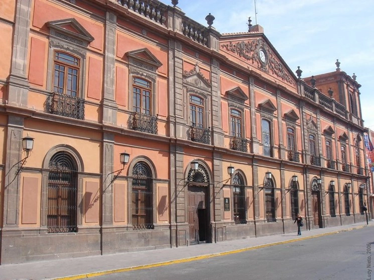 El secretario general y jefa de la División de Servicios Estudiantiles de la Universidad Autónoma de San Luis Potosí  dieron positivo a Covid-19. Foto tomada del Facebook de la Universidad