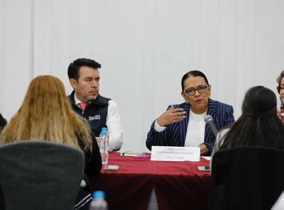 La titular de Segob, Rosa Icela Rodríguez (c,der) durante el cuarto encuentro con familiares de personas desaparecidas. Foto 