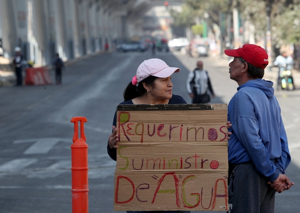 El mandatario también revisó con funcionarios de la Conagua sobre otros puntos “prioritarios” de la gestión y abasto del recurso en el país. Foto Alfredo Domínguez / Archivo