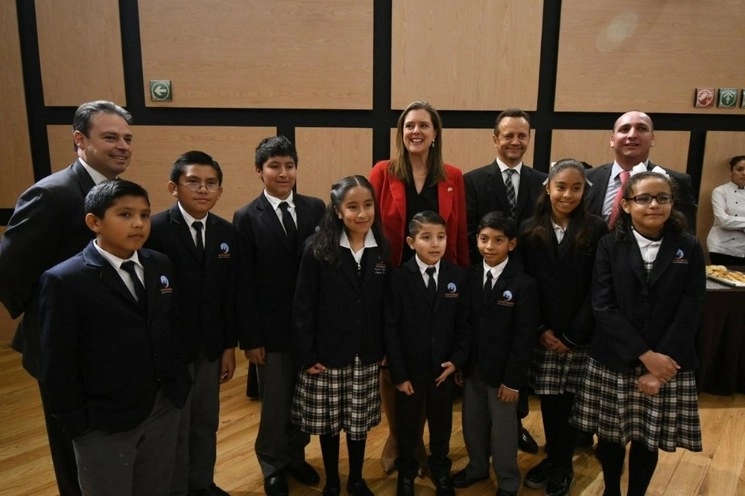 Directivos del Anglo Mexican Foundation y la Fundación Mano Amiga firmaron un acuerdo para la enseñanza del inglés. Foto Cortesía Anglo Mexican Foundation