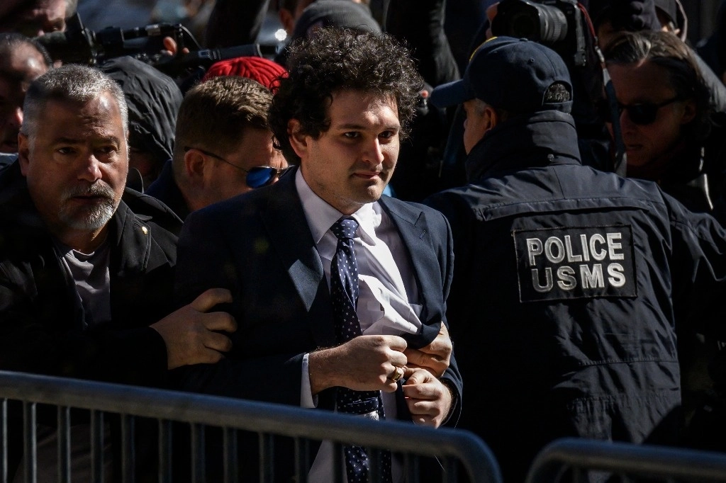 Sam Barkman-Fried, fundador la la plataforma de transacciones de criptomonedas FTX, a su llegada a la corte de Nueva York, donde un jurado lo declaró culpable de siete cargos por fraude. Foto Afp.