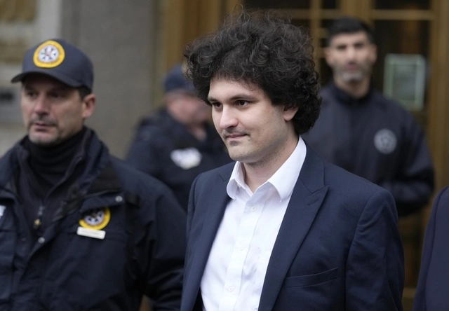El fundador de FTX, Sam Bankman-Fried (c) a su salida de la Corte Federal de Manhattan. Foto Ap