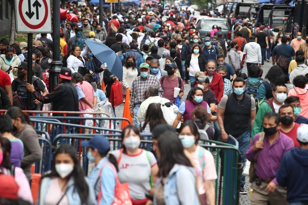 Capitalinos realizan compras en el Centro Histórico durante el Semáforo Amarillo. Foto María Luisa Severiano
