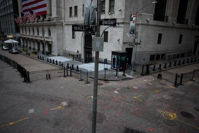 Lucen vacías las calles aledañas a la bolsa de Nueva york, en el distrito financiero. Foto Xinhua