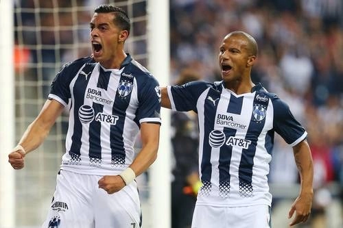Rogelio Funes Mori (izquierda) y Carlos Sánchez, del Monterrey, en imagen de archivo. Foto Jam Media