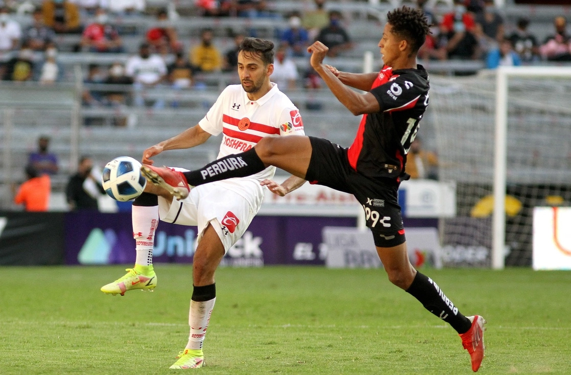 Una de las jugadas del encuentro. Foto Afp