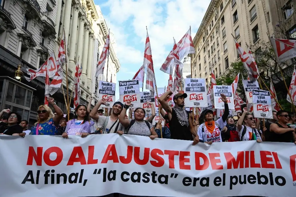 La Jornada - Furia de argentinos ante las privatizaciones de Milei