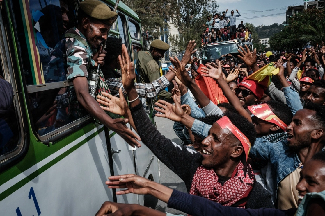 Habitantes de Mekele en Etiopía salen a las calles a recibir a los combatientes de las Fuerzas de Defensa de Tigray. Foto Afp