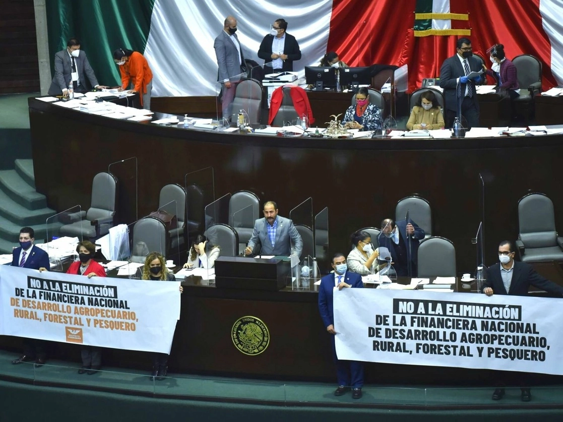 Protestas de grupos parlamentarios de oposición durante la sesión ordinaria de ayer miércoles en la Cámara de Diputados. Foto Cuartoscuro