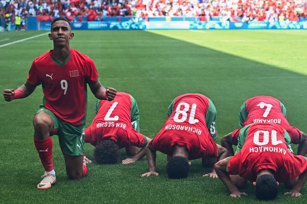 El marroquí Soufiane Rahimi celebra su gol ante Argentina en el estreno del futbol masculino en los Juegos Olímpicos de París, el 24 de julio de 2024. Foto Afp