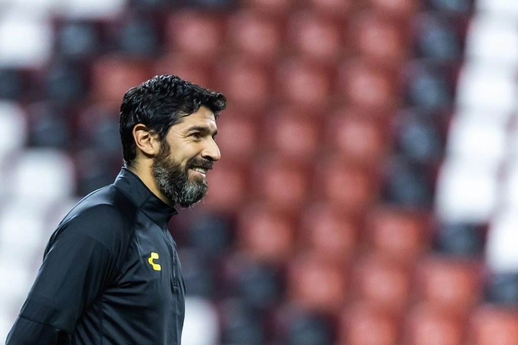 Sebastián Abreu, multicampeón de goleo y ganador del récord Guinness como el profesional que ha militado en más equipos en el mundo –32 en 11 países–, hoy es director técnico de los Dorados de Sinaloa. Foto @dorados