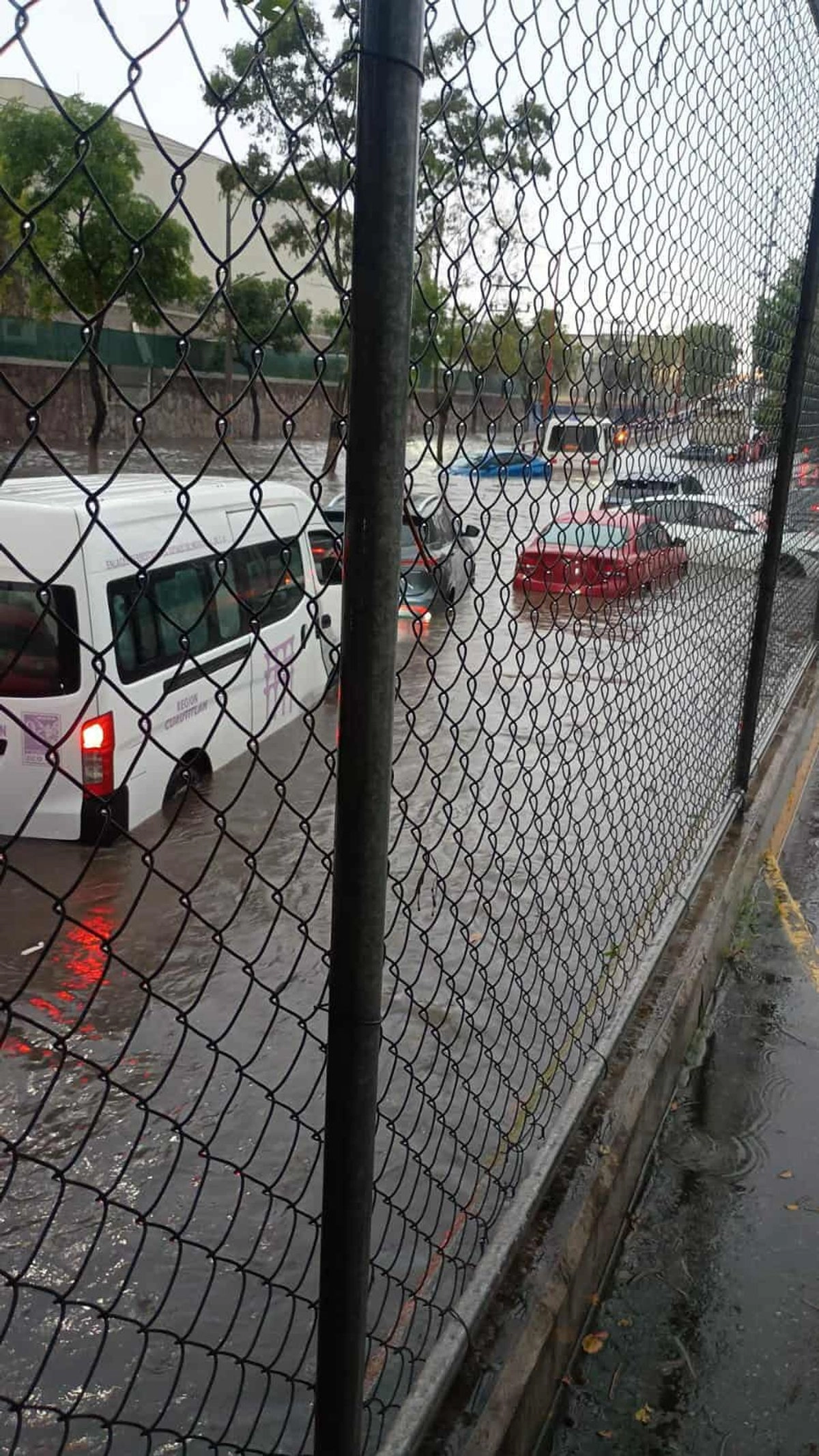 Vehículos varados tras los encharcamientos. Foto tomada de 