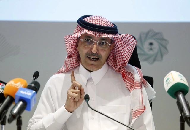 Los ministros de Finanzas del G-20 acordaron un esquema colectivo para restructuraciones de deuda de gobiernos. En la imagen de archivo, el ministro saudí Mohammed al-Jadaan. Foto Ap