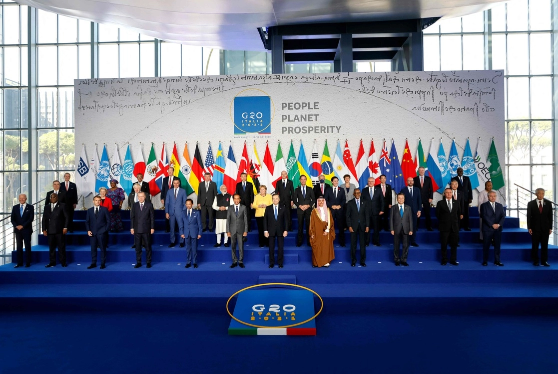 El primer ministro italiano, Mario Draghi, que inauguró este sábado la cumbre del G-20 en Roma, calificó de "moralmente inaceptable" los diferentes niveles de vacunación anticovid entre países ricos y pobres. Foto Ludovic Marin / Pool / Afp