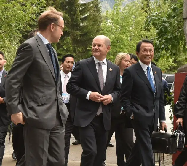 El ministro de Finanzas de Japón, Taro Aso (derecha), en imagen de archivo. Foto Afp
