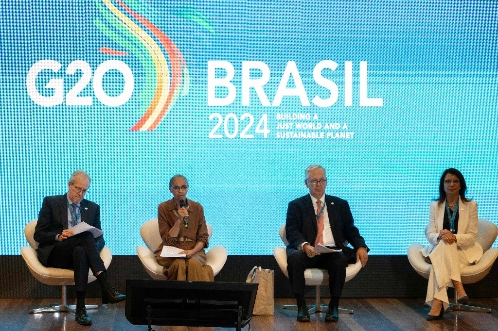 La ministra de Medio Ambiente de Brasil, Marina Silva (2.a izq.), habla con la prensa junto al secretario ejecutivo del Ministerio de Medio Ambiente de Brasil, Joao Paulo Capobianco (i.), el embajador extraordinario de Itamaraty para el cambio climático, Luiz Alberto Figueiredo Machado (2.o a la derecha), y la Comisión Nacional de Cambio Climático. Secretaria, Ana Toni, durante una conferencia de prensa posterior a la Reunión Ministerial de Medio Ambiente y Sostenibilidad Climática del G20 en el Museo Amanha en Río de Janeiro, Brasil, el 3 de octubre de 2024. Foto Afp