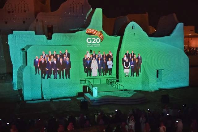 Proyección de una imagen con los líderes del G20 en el sitio histórico de El-Tarif, en Arabia Saudita, previo a la cumbre virtual del grupo. Foto Afp