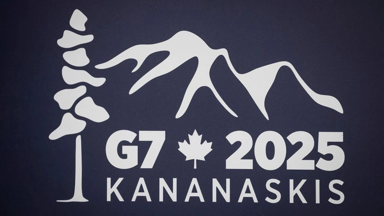 El logotipo de la reunión del G7 de 2025 en Kananaskis en una conferencia de prensa en Banff, Alberta, Canadá, el 22 de mayo de 2025. Foto 