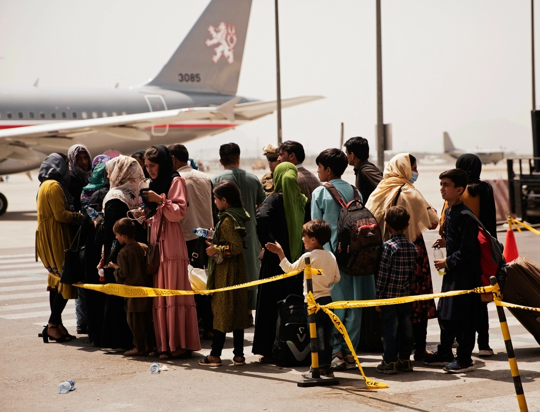 Civiles afganos se preparan para subir a una aeronave estadunidense en el Aeropuerto Internacional Hamid Karzai, en Kabul, Afganistán, el 18 de agosto de 2021. Foto Cuerpo de Marines de Estados Unidos vía Ap