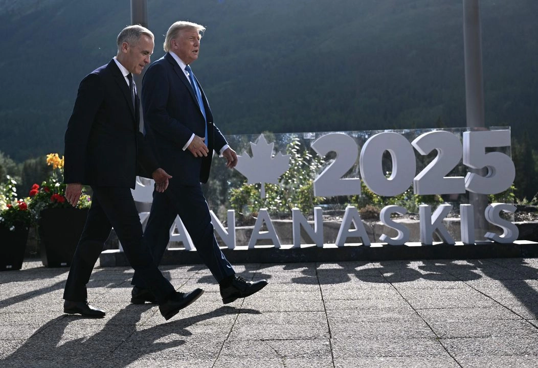 El primer ministro canadiense, Mark Carney, y el presidente estadunidense, Donald Trump, durante la Cumbre del Grupo de los Siete (G7) en el campo de golf de Kananaskis Country, en Kananaskis, Alberta, Canadá, el 16 de junio de 2025. Foto