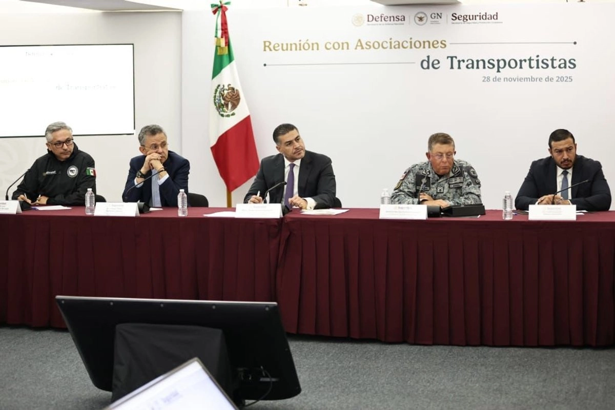 Miembros del gabinete de seguridad federal con líderes transportistas, este 28 de noviembre de 2025. Foto