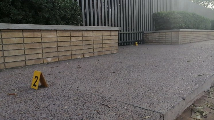 Exterior del Colegio Cervantes tras el ataque. Foto Cuartoscuro