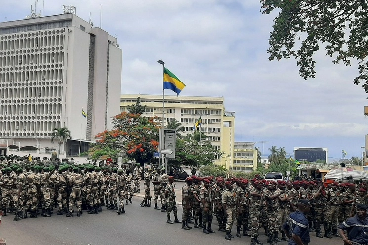 Soldados gaboneses se reúnen antes de un posible discurso del general Brice Oligui Nguema en Libreville el 2 de septiembre de 2023. Foto Afp