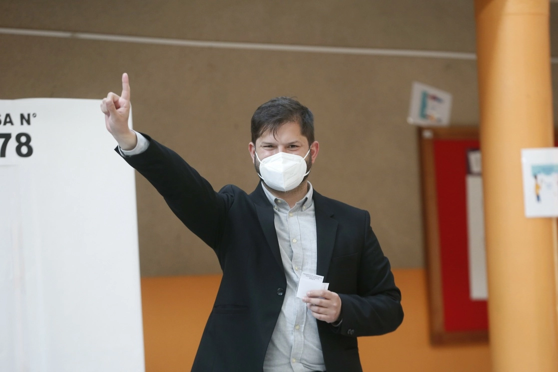 El candidato a la Presidencia de Chile por la coalición de izquierda Apruebo Dignidad, Gabriel Boric, emitió su voto en un centro electoral Punta Arenas, Chile. Foto Xinhua
