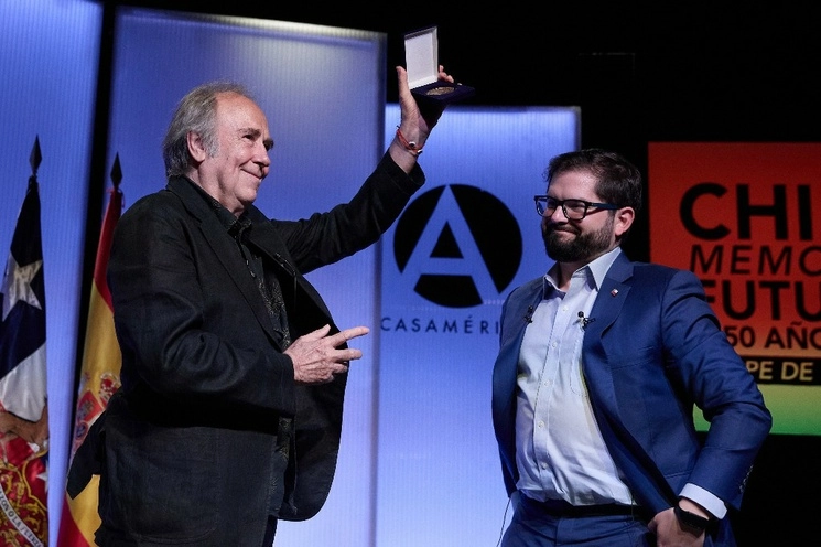 Gabriel Boric presidió en la Casa de América de Madrid un acto por el 50 aniversario de la muerte de Salvador Allende. El mandatario del país andino entregó a Joan Manuel Serrat (imagen) la medalla que recuerda el golpe de Estado en esa nación. Foto Europa Press 
