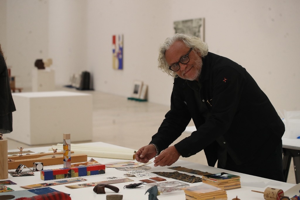 https://www.jornada.com.mx/ndjsimg/images/jornada/jornadaimg/gabriel-orozco-vuelve-a-los-museos-con-una-revision-de-sus-35-anos-de-trayectoria-1727/gabriel-orozco-vuelve-a-los-museos-con-una-revision-de-sus-35-anos-de-trayectoria-1727html-gabriel-orozcojpg-2407html-184a3faa-36fd-4e87-9466-f0bbcbb7aecd.jpgrawimage=true