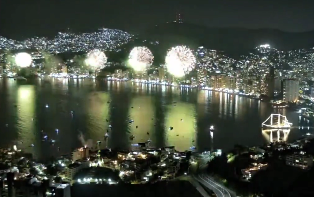 La gala de pirotecnia que se realizó en la bahía de Acapulco, Guerrero, para recibir el año 2025, generó una importante derrama económica. Foto @webcamsdemexico