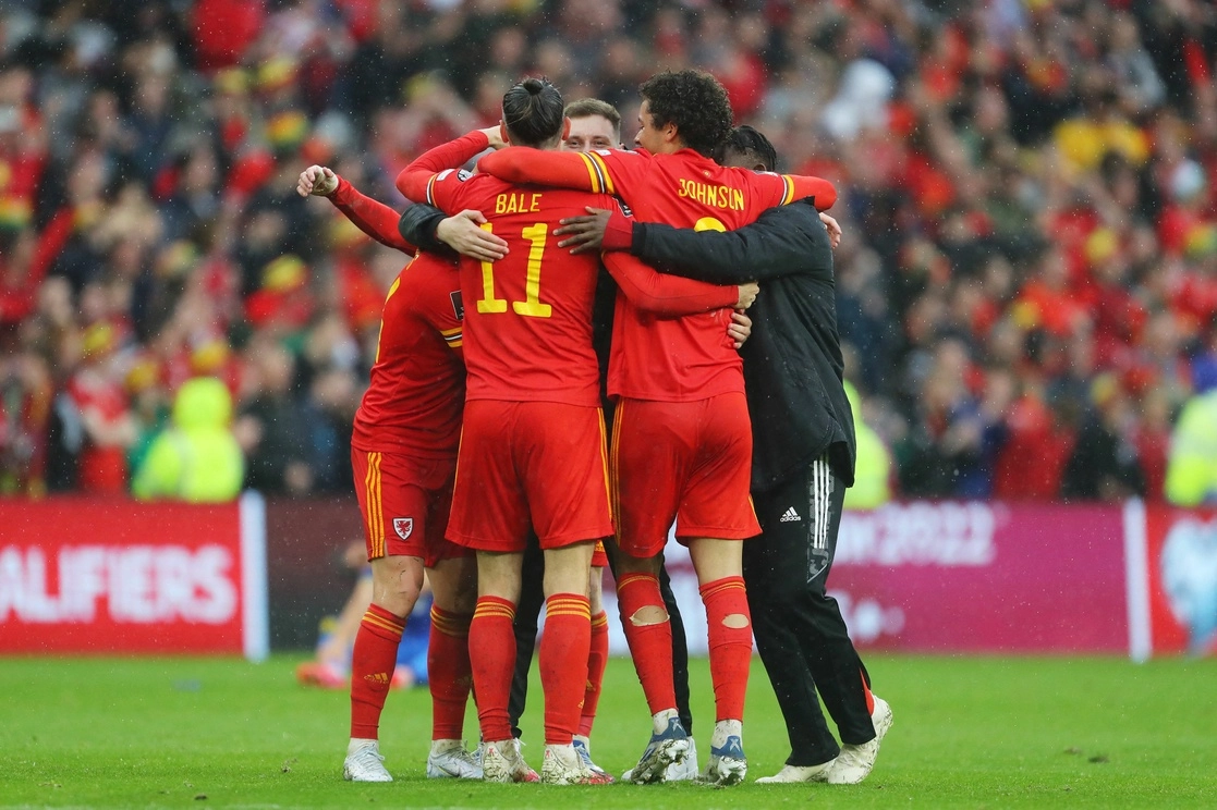 Gareth Bale celebra con sus compañeros de la selección de Gales la clasificación al Mundial de Qatar 2022. Foto Afp

