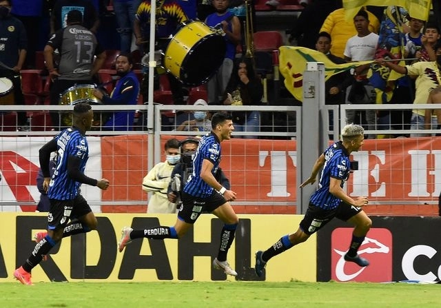 Jugadores del Querétaro festejan la anotación de Ángel Sepúlveda. Foto Afp