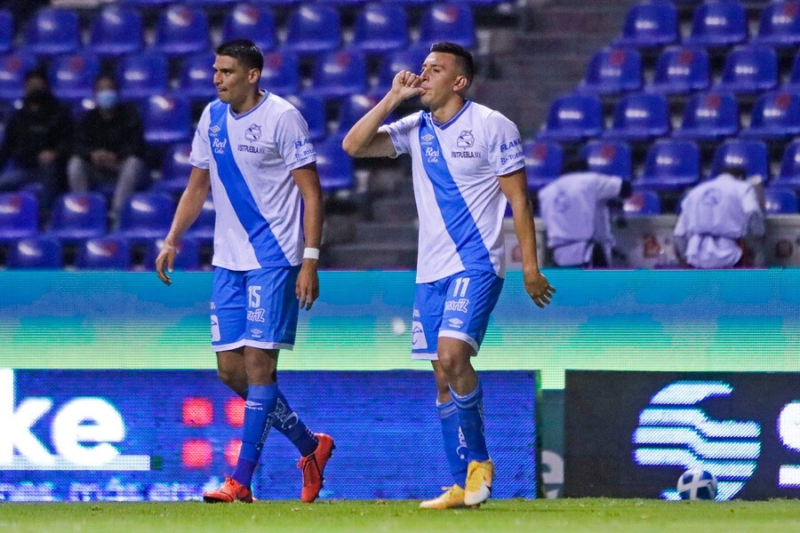 Daniel Álvarez del Puebla c,der)festeja su anotación durante el encuentro. Foto Jam Media