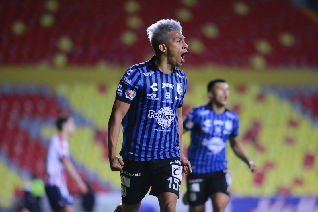 Ángel Sepúlveda del Querétaro festeja su anotación durante el encuentro. Foto tomada de la cuenta de Twitter @Club_Queretaro
