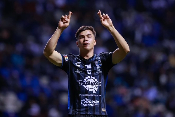 El jugador del Querétaro, Ettson Ayón festeja su anotación durante el encuentro. Foto tomada de la cuenta de X @Club_Queretaro