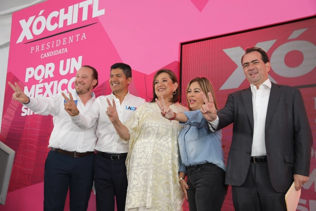 Xóchitl Gálvez junto a simpatizantes de los partidos de oposición. Foto de su perfil de X