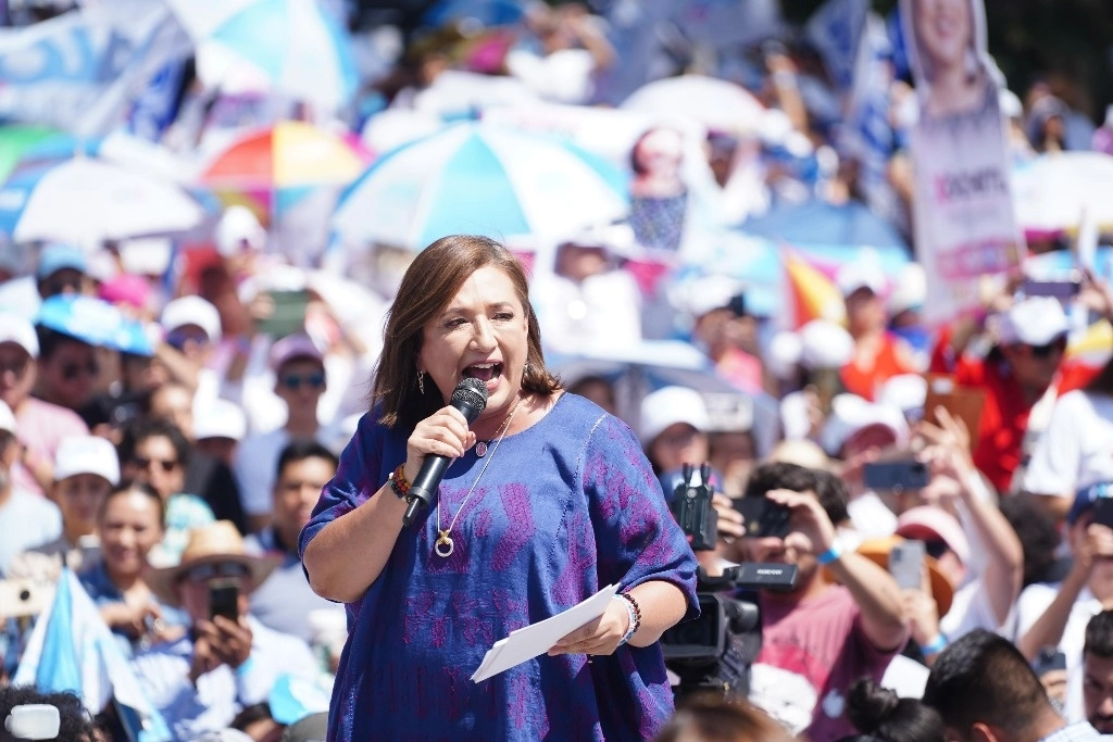 Al encabezar un mitin en la capital poblana, la candidata presidencial de Fuerza y Corazón por México, Xóchitl Gálvez, sostuvo que no van a permitir “que regrese el ‘gober precioso’ a Puebla”. Foto tomada de X @XochitlGalvez