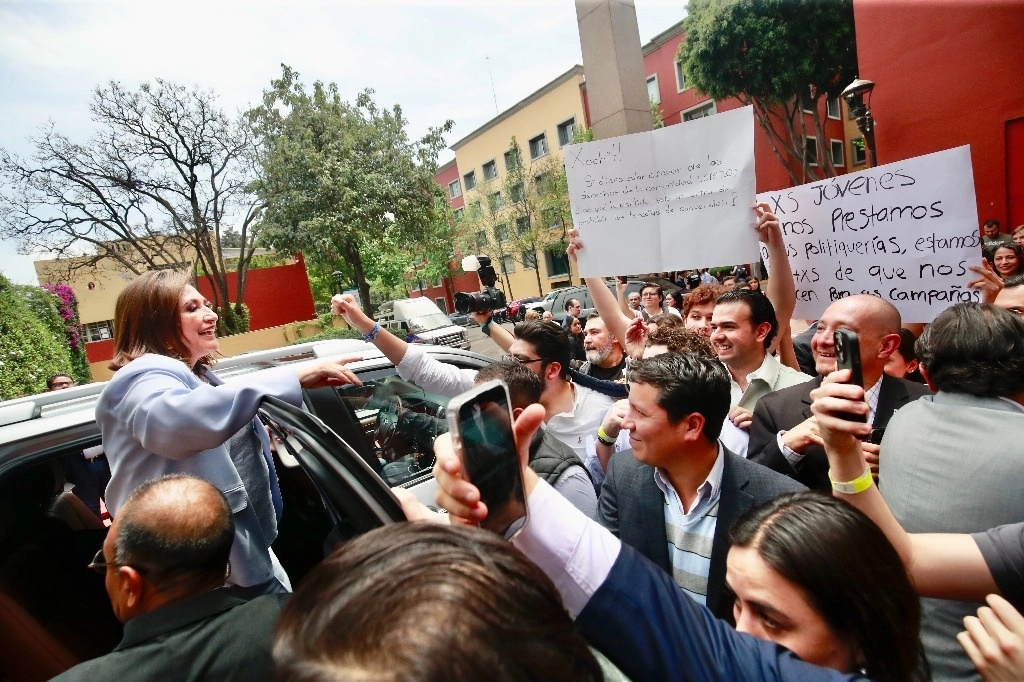 La candidata de la coalición de PAN, PRI y PRD fue cuestionada por estudiantes de la institución por la falta de “coherencia ideológica” de las fuerzas políticas que la impulsan. También le recordaron que no siempre ha estado en favor de los derechos humanos, de las mujeres ni de la comunidad LGBT+. Foto Luis Castillo