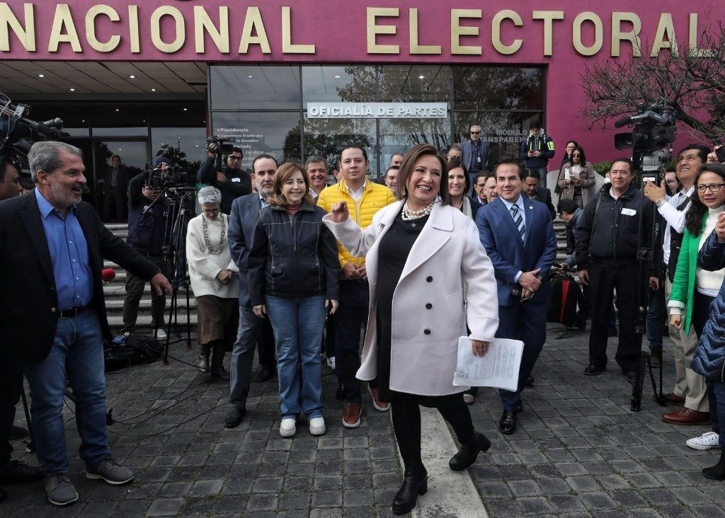 La precandidata presidencial del Frente Amplio por México, Xóchitl Gálvez, acude a la Oficialía de Partes del INE, para presentar una denuncia por los presunto desfalcos de Notimex a la campaña de Claudia Sheinbaum, en la Ciudad de México, el 11 de enero de 2024. Foto Marco Peláez