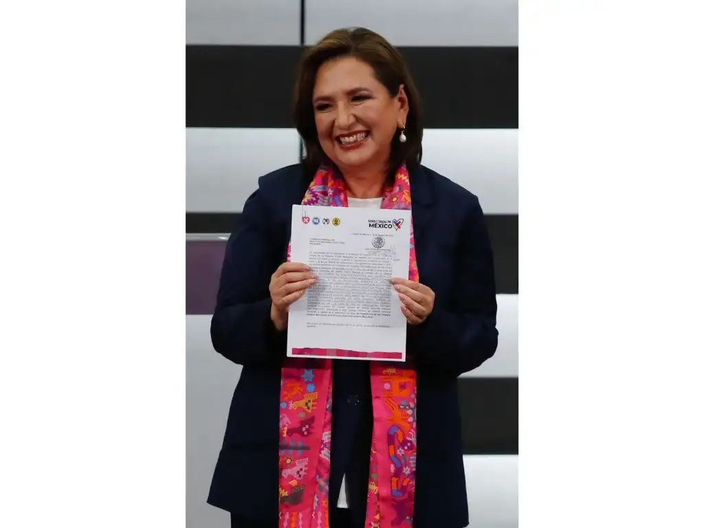 Xóchitl Gálvez se registra ante el INE como candidata presidencial de la coalición Fuerza y Corazón por México, en instalaciones del órgano electoral, en la Ciudad de México, el 20 de febrero de 2024. Foto Cristina Rodríguez