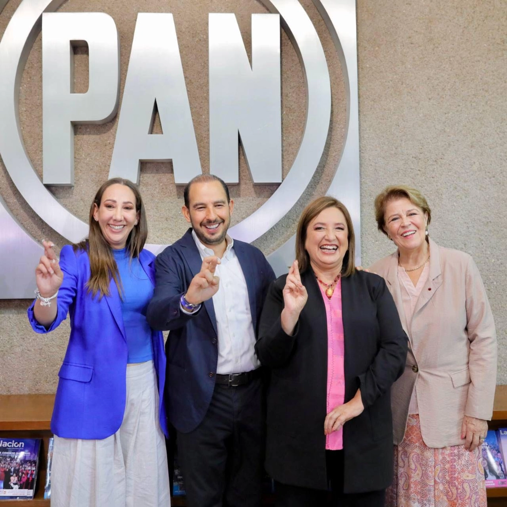 Al centro, el líder nacional del PAN, Marko Cortés, y a su izquierda la ex candidata presidencial, Xóchitl Gálvez, tras su encuentro esta mañana. Imagen tomada de https://x.com/XochitlGalvez