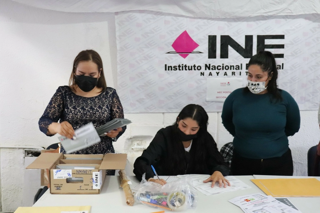 Autoridades electorales de Nayarit se mantienen en sesión permanente hasta que concluya el cómputo de votos de la elección extraordinaria. Foto @NayaritIne