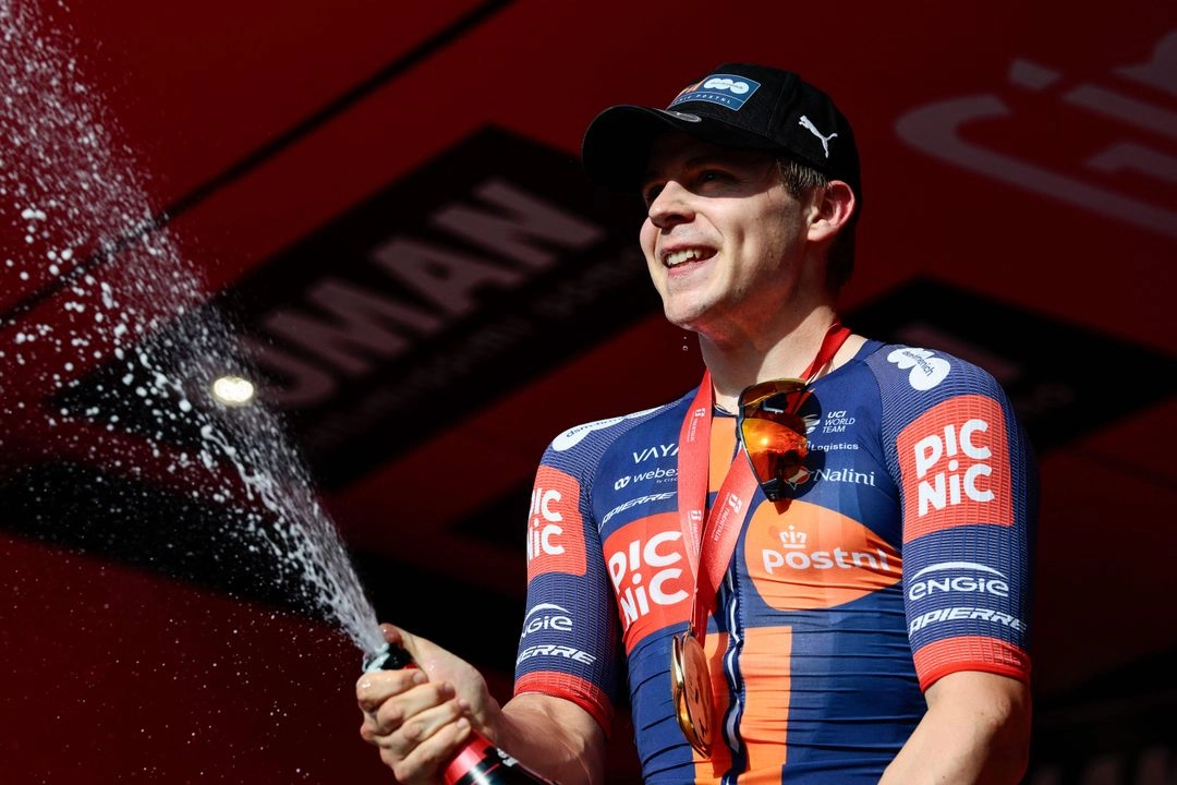 El ciclista holandés Casper Van Uden, del Team Picnic PostNL, celebra en el podio tras ganar la cuarta etapa del 108.º Giro de Italia, una carrera ciclista de 189 km entre Alberobello y Lecce, el 13 de mayo de 2025. Foto