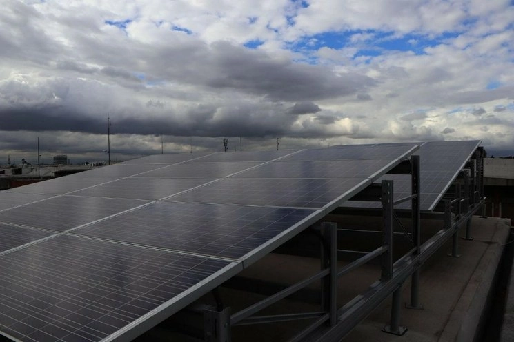 Los paneles solares son una forma de energía limpia. Foto cortesía de la Central de Abastos / Archivo 