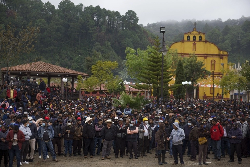 Pobladores del municipio de Oxchuc durante las elecciones para elegir al presidente municipal. Foto Cuartoscuro /Archivo