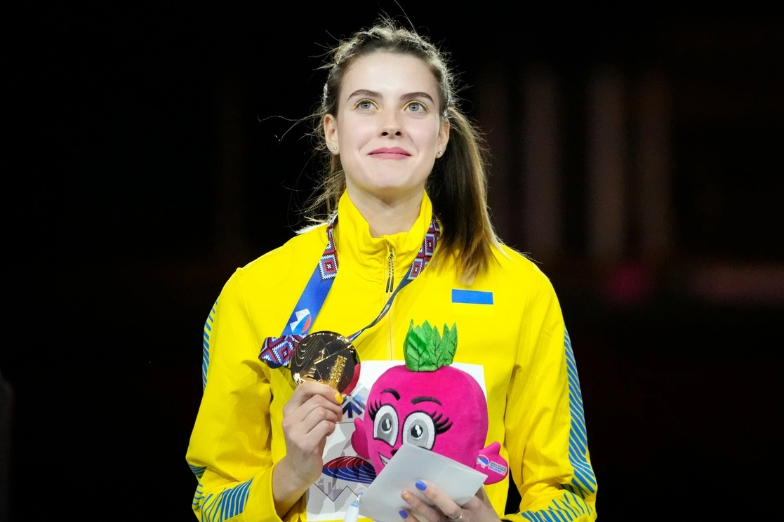 Yaroslava Mahuchikh, de Ucrania, con su medalla de oro tras ganar el salto de altura femenino en el Campeonato Mundial de Atletismo en Belgrado, Serbia, el sábado 19 de marzo de 2022. Foto Ap